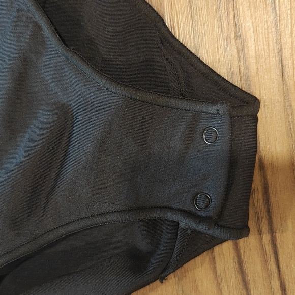 SKIMS Essential Mock Neck Long Sleeve Bodysuit In Onyx - Picture 4 of 5